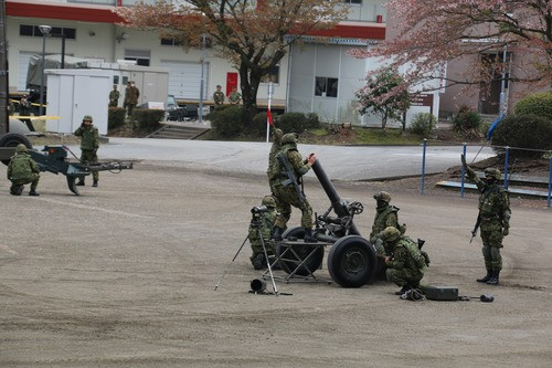 Một kíp chiến đấu đang nạp đạn cho súng cối.