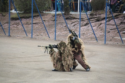 Nhóm lính ngụy trang đang dùng súng bắn tỉa ngắm bắn mục tiêu.