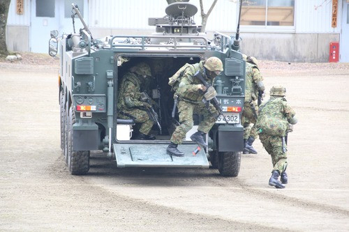 Nhả quân từ xe thiết giáp chở quân Type 96.