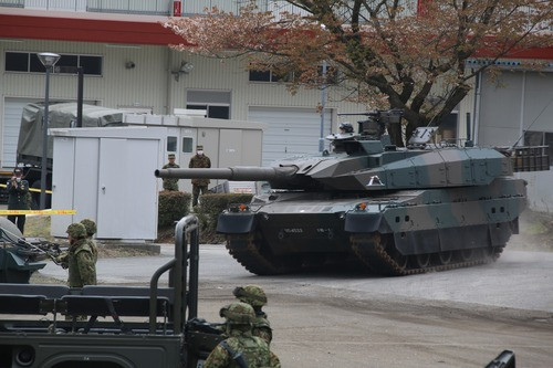 Bên cạnh đó còn có cả xe tăng chiến đấu chủ lực Type 10. Đây là một loại tăng do Misubishi sản xuất vào năm 2010, có vận tốc khá nhanh tới 70 km/h.