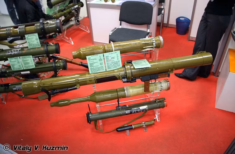 Đứng sau RPG-7 là mẫu súng chống tăng RPG-29 (định danh NATO là Vampir), nó được Liên Xô phát triển từ đầu những năm 1980 và được đưa vào sản xuất hàng loạt từ 1989. RPG-29 cũng là một trong những loại vũ khí chống tăng khá phổ biến trên thế giới, nó được thiết kế để có thể tiêu diệt các loại xe tăng chiến đấu chủ lực của đối phương kể cả khi chúng được trang bị giáp phản ứng nổ.
