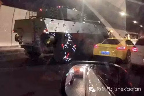 Đây cũng không phải lần đầu tiên xe quân sự Trung Quốc có va chạm với xe ô tô của người dân. Trước đó, một chiếc xe tăng Trung Quốc đã đâm thủng một chiếc ô tô của người dân.