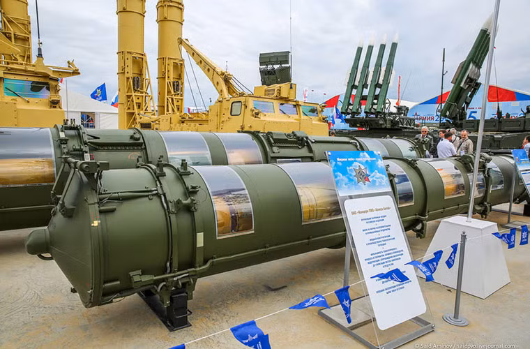 Đạn tên lửa 9M82M (nặng 5,8 tấn) thiết kế để đánh chặn tên lửa đạn đạo tầm ngắn – tầm trung ở cự ly 40km, tốc độ bay Mach 10. Trong nhiệm vụ tiêu diệt mục tiêu trên không, tầm bắn đạt tới 200km. Hai loại tên lửa này có thể sử dụng trong quân đội không dưới 10 năm mà không cần kiểm tra bảo dưỡng.