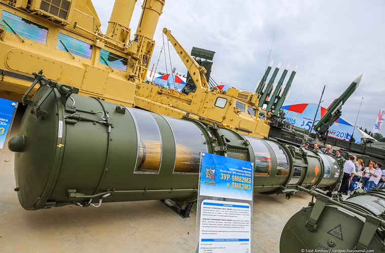 Trong ảnh là mô hình hộp phóng cùng đạn tên lửa 9M82M thiết kế để tiêu diệt mục tiêu tên lửa đạn đạo tầm ngắn – tầm trung ở tầm 40km, độ cao 25km, tốc độ bay Mach 10.