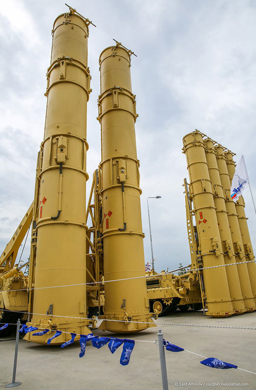 Hệ thống Antey 2500 sử dụng tên lửa 9M82M kiểu mới và 9M83M do cục thiết kế Novator phát triển. Trong điều kiện trọng lượng và khối lượng không thay đổi, vẫn giữ được nguyên tắc kết cấu và nguyên tắc tác dụng bộ phận chiến đấu của hệ thống dẫn đường tên lửa 9M82 và 9M83.