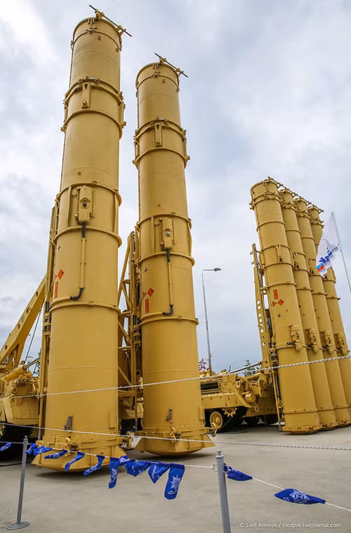 Hệ thống Antey 2500 sử dụng tên lửa 9M82M kiểu mới và 9M83M do cục thiết kế Novator phát triển. Trong điều kiện trọng lượng và khối lượng không thay đổi, vẫn giữ được nguyên tắc kết cấu và nguyên tắc tác dụng bộ phận chiến đấu của hệ thống dẫn đường tên lửa 9M82 và 9M83.