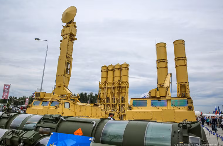 Bố trí một tiểu đoàn hệ thống Antey 2500 gồm: một radar tìm kiếm mục tiêu nhìn vòng 9S15M2; một radar tìm kiếm mục tiêu quét khu vực 9S19M; xe chỉ huy 9S457; trạm dẫn đường tên lửa đa kênh 9S32M; 24 xe phóng tên lửa 9A83M; 24 xe bệ phóng/nạp đạn 9A84M; 48 quả tên lửa 9M82M và 96 quả tên lửa 9M83M.