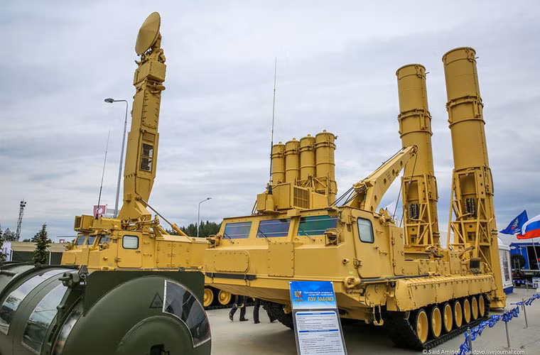 Nó có thể đánh chặn hiệu quả tên lửa đạn đạo bay trong phạm vi 2.500km, cũng có thể đối phó các mục tiêu tên lửa khí động học.