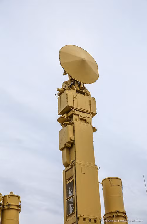 Hệ thống tên lửa Antey 2500 có thể đồng thời tấn công 24 mục tiêu khí động học, hoặc đồng thời tấn công 16 quả tên lửa có tiết diện radar phản xạ hiệu quả dưới 0,02 mét vuông và tốc độ bay 4.500m/giây.