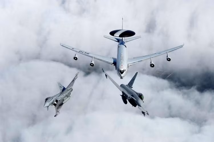 Boeing E-3 bắt đầu hoạt động vào tháng 3/1977 có thể thực hiện các nhiệm vụ trinh sát trên không, chỉ huy, điều khiển và liên lạc đối với lực lượng phòng không và chiến thuật.
