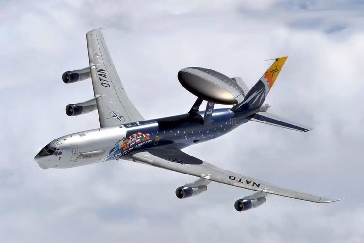 Radar của E-3 AWACS có khả năng quan sát 360 độ trên bầu trời ở độ cao hoạt động hơn 320 km, phát hiện và theo dõi cùng lúc các mục tiêu trên không và trên biển. Đặc biệt, Boeing E-3 đồng thời có thể phát hiện, nhận dạng, theo dõi và đánh chặn các mối đe dọa trên không.