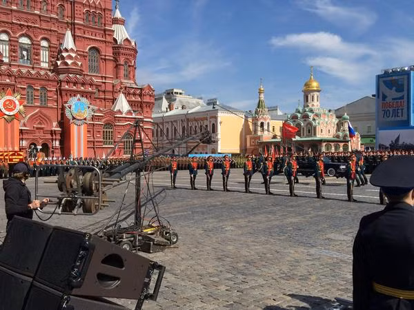 Thiết bị quay phim buổi duyệt binh ngộ nghĩnh với cần cẩu và các dây treo camera.