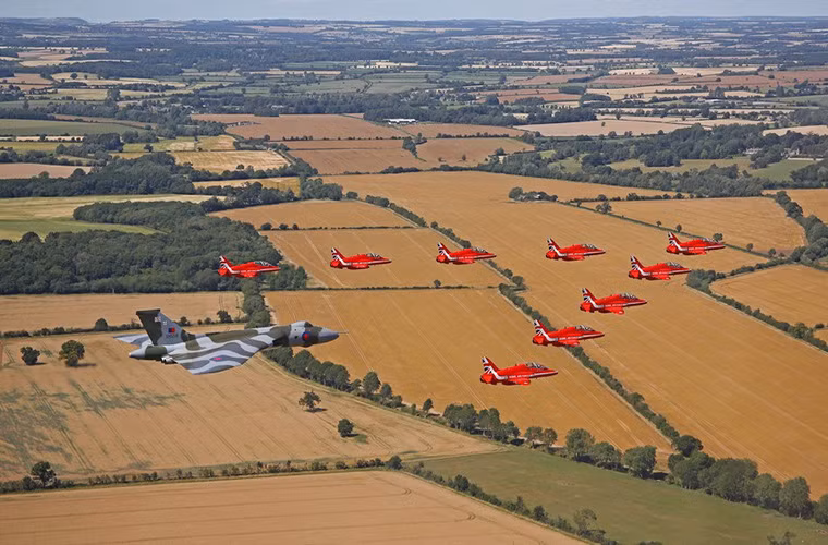 Một chiếc Avro Vulcan bay cùng phi đội máy bay biểu diễn Hawk T1A “Mũi tên đỏ” của Không quân Hoàng gia Anh.