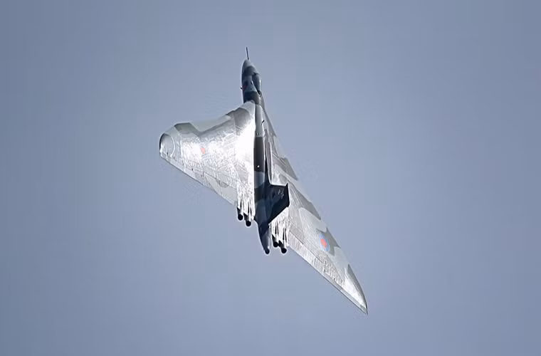 Máy bay ném bom chiến lược Avro Vulcan được Không quân Hoàng gia Anh phát triển và đưa vào trang bị từ những năm 1950 trong giai đoạn đầu của Thời kỳ Chiến tranh Lạnh. Và nó còn được xem là biểu tượng sức mạnh của Không quân Anh trong suốt một thời gian dài.