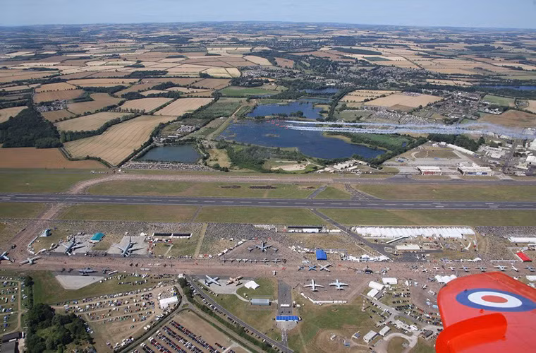 Toàn cảnh triển lãm hàng không RIAT-2015 nhìn từ trên cao được chụp từ một chiếc Hawk T1A.