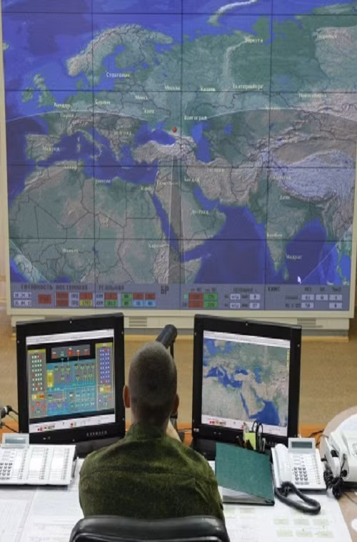 Các hệ thống radar cảnh báo sớm cũng là một trong yếu tố cấu thành sức mạnh của Quân đội Nga trước các mối đe dọa từ bên ngoài, điển hình như hệ thống radar Voronezh-DM có phạm vi hoạt động lên tới 6.000 km với khả năng theo dõi và phân loại mọi mục tiêu trên không.