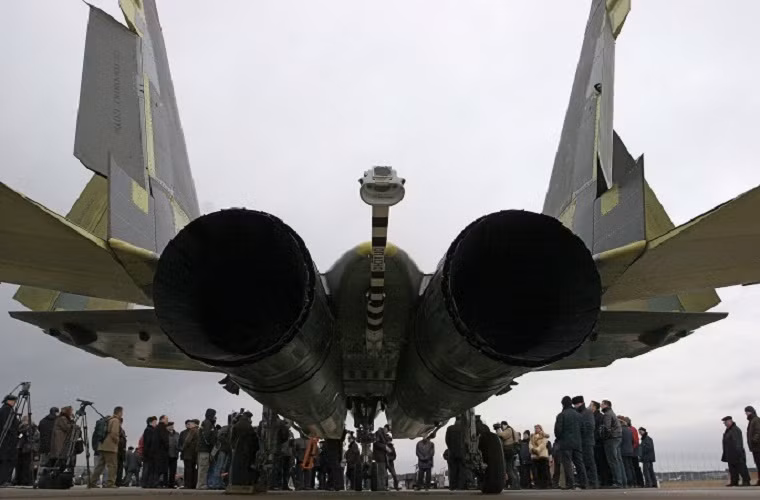 Hình ảnh nhìn từ phía sau của một chiếc tiêm kích hạm MiG-29, dòng máy bay chiến đấu chủ lực của lực lượng không quân Hải quân Nga.