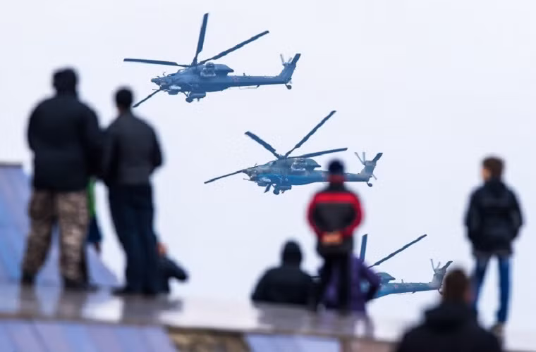 Trong ảnh là phi đội trực thăng tấn công Mi-28N của Không quân Nga trong một buổi biểu diễn tại một triển lãm hàng không thường niên do Bộ quốc phòng Nga tổ chức.