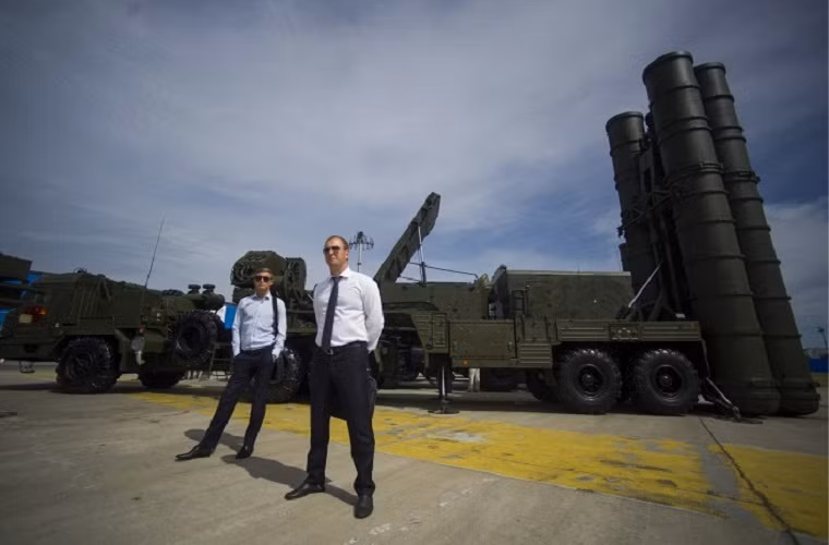 Bên cạnh đó, Quân đội Nga cũng tăng cường khả năng phòng không của mình với các tổ hợp tên lửa phòng không tầm xa thế hệ mới như S-400 và S-500. Trong ảnh là tổ hợp tên lửa đánh chặn tầm xa S-400 trong triển lãm quốc phòng Oboronexpo-2014.