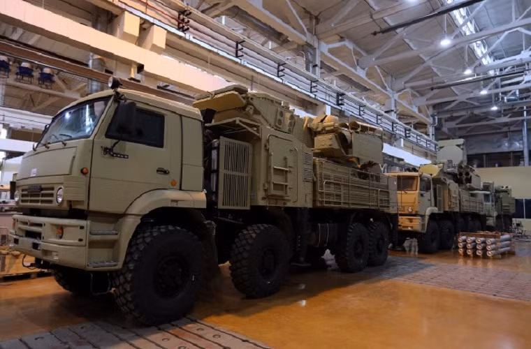 Trong tác chiến phòng không tầm thấp, Phòng không Nga cũng sở hữu các tổ hợp tên lửa – pháo phòng không Pantsir-S có khả năng tiêu diệt các mục tiêu bay tầm thấp như máy bay, trực thăng, tên lửa hành trình, các loại vũ khí dẫn đường thông minh và các phương tiện bay không người lái.