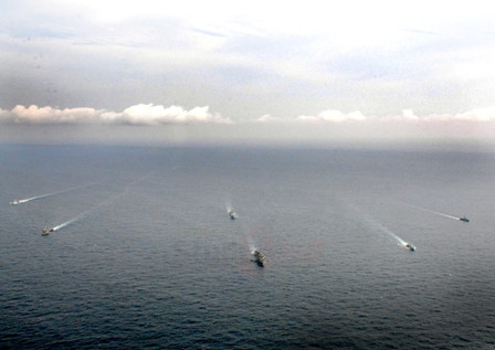 Các chiến hạm tỏa ra thành các mũi tấn công khác nhau.