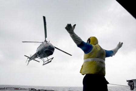 Trực thăng chuẩn bị hạ cánh trên tàu tuần KD Terengganu.