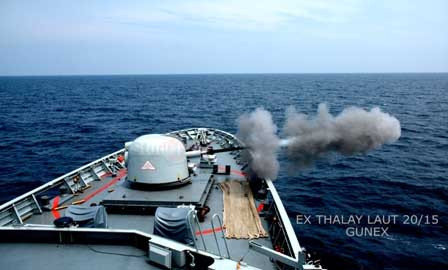 Chiến hạm KD Terengganu của Hải quân Malaysia bắn pháo. Đây là cuộc tập trận nhằm thúc đẩy sự hiểu biết và phối hợp hành động hiệu quả giữa lực lượng hải quân hai nước. Hoạt động này rất cần thiết cho các nước ở khu vực Biển Đông, nhất là ở những vùng đang có tranh chấp biển đảo.