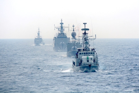 Đội chiến hạm của Thái Lan đang thể hiện bài tập hành trình chiến thuật.