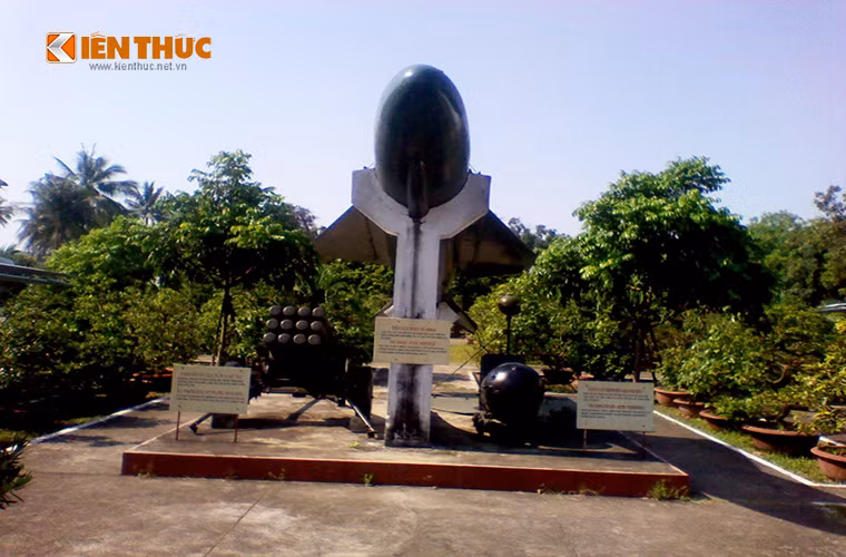 Một số mẫu khí tài của Hải quân Nhân dân Việt Nam, được trưng bày ở bảo tàng Quân khu 5. Trong ảnh là đạn tên lửa chống tàu P-15 Termit.