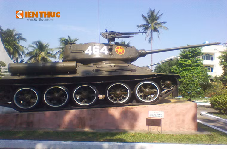 Khu trưng bày ngoài trời là nơi giới thiệu các hiện vật và khí tài quân sự được quân và dân Quân khu 5 sử dụng trong cả hai cuộc kháng chiến trường kỳ của dân tộc. Trong ảnh là một chiếc xe tăng T-34-85 được Quân giải phóng miền Nam Việt Nam sử dụng trong kháng chiến chống Mỹ.