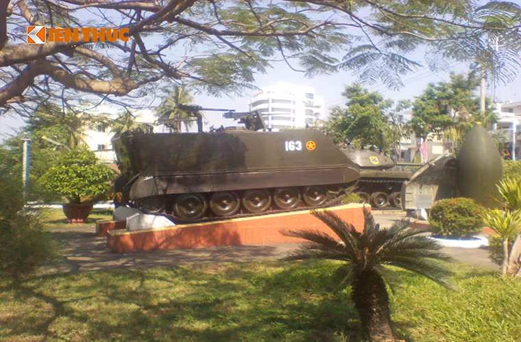 Một góc khác của Bảo tàng Quân khu 5 - Đà Nẵng là nơi trưng bày các hiện vật như: xe bọc thép chở quân M-113 và xe tăng hạng nhẹ M-41 và các loại bom đạn được Quân đội Mỹ sử dụng trong Chiến tranh Việt Nam.