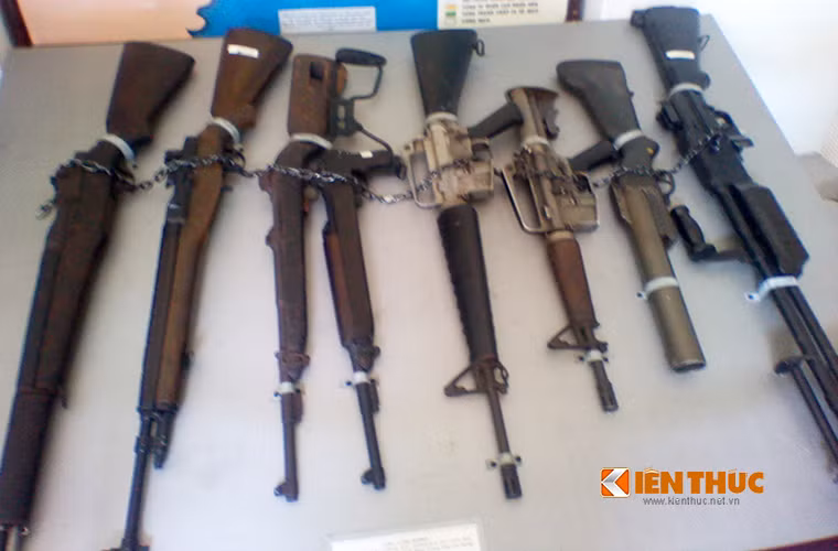 Trong ảnh là các loại súng bộ binh được Đế quốc Mỹ và tay sai sử dụng trong Chiến tranh Việt Nam giai đoạn từ năm 1954-1975.