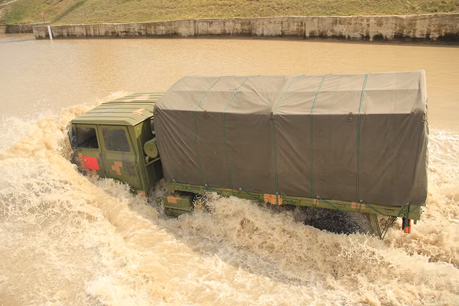 Ngay sau khi có cờ hiệu, chiếc xe tải không ngần ngại lao xuống "sông" nhân tạo thường dùng để thử nghiệm khả năng lội nước của các phương tiện cơ giới.