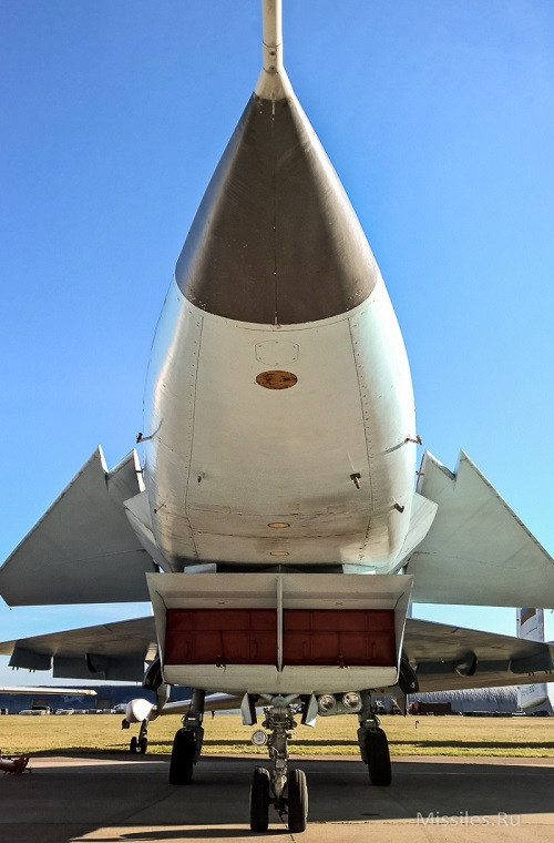 Chương trình phát triển chiến đấu cơ tàng hình MiG-MFI được Cục thiết kế Mikoyan khỏi động từ những năm 1980 tương tự như chương trình phát triển máy bay chiến đấu chiến thuật tiên tiến của Mỹ vào lúc đó.