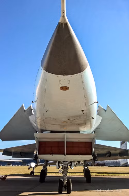 Chương trình phát triển chiến đấu cơ tàng hình MiG-MFI được Cục thiết kế Mikoyan khỏi động từ những năm 1980 tương tự như chương trình phát triển máy bay chiến đấu chiến thuật tiên tiến của Mỹ vào lúc đó.