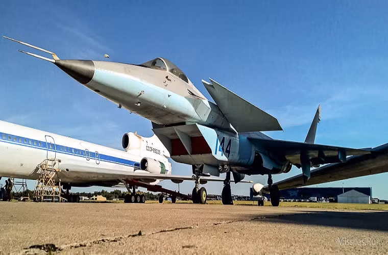 Bất chấp việc Liên Xô sụp đổ, MiG-MFI vẫn được Mikoyan tiếp tục phát triển cho đến khi nguyên mẫu đầu tiên là MiG 1.44 được chế tạo vào cuối những năm 1990. Và đến đầu năm 2000 đã thực hiện chuyến bay thử nghiệm đầu tiên của mình.