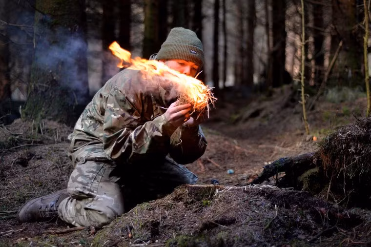 Các binh sĩ phải tự dùng các công cụ thô sơ để nhóm lửa trong điều kiện khí hậu khắc nghiệt với nhiệt độ chỉ trên dưới 0 độ c.