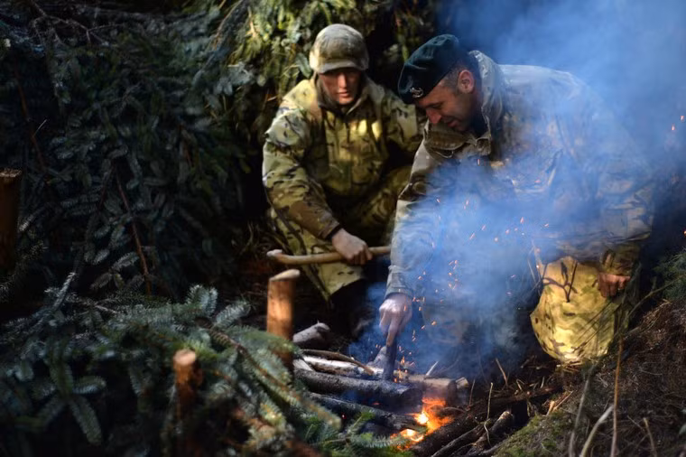 Họ tỏ ra khá vui khi ngọn lửa đang bùng lên mạnh.
