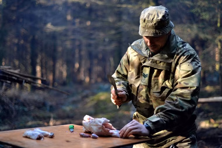 Họ được trang bị không gì khác ngoài sợi dây và con dao cùn.