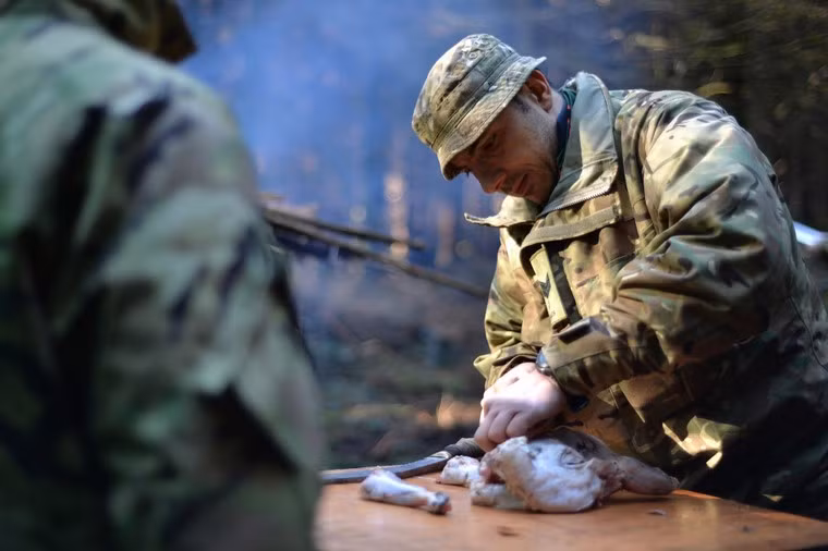 Trong điều kiện huấn luyện không hề có lương thực, họ phải tự săn bắt và tìm nguồn thực phẩm cho mình.