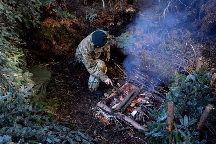 Các binh sĩ đang tích cực nhóm lửa.