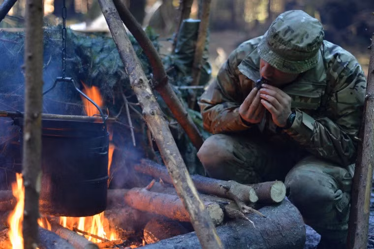 Đã hoàn thành bếp lửa và chuẩn bị bữa ăn cho cả nhóm. Việc huấn luyện kĩ năng sinh tồn trong rừng rậm là điều hết sức quan trọng, cần thiết nếu binh lính bị lạc đơn vị hay là buộc phải sống nhiều ngày trong rừng.