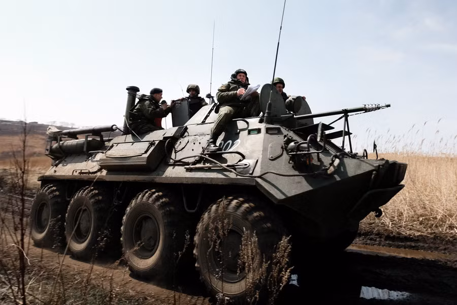 Các xe bọc thép chở quân BTR-70 vận chuyển binh sĩ từ tàu đổ bộ.