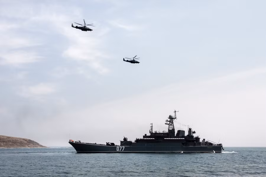 Trực thăng và tàu đổ bộ lớp Ropucha của Hạm đội Thái Bình Dương Nga đang tiến về phía đảo mục tiêu.
