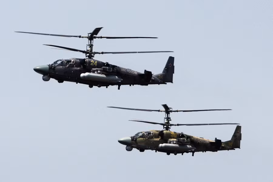 Không những có các trực thăng vận tải, đợt tập trận này của Hạm đội Thái Bình Dương Nga còn có cả các trực thăng tấn công Kamov Ka-52.