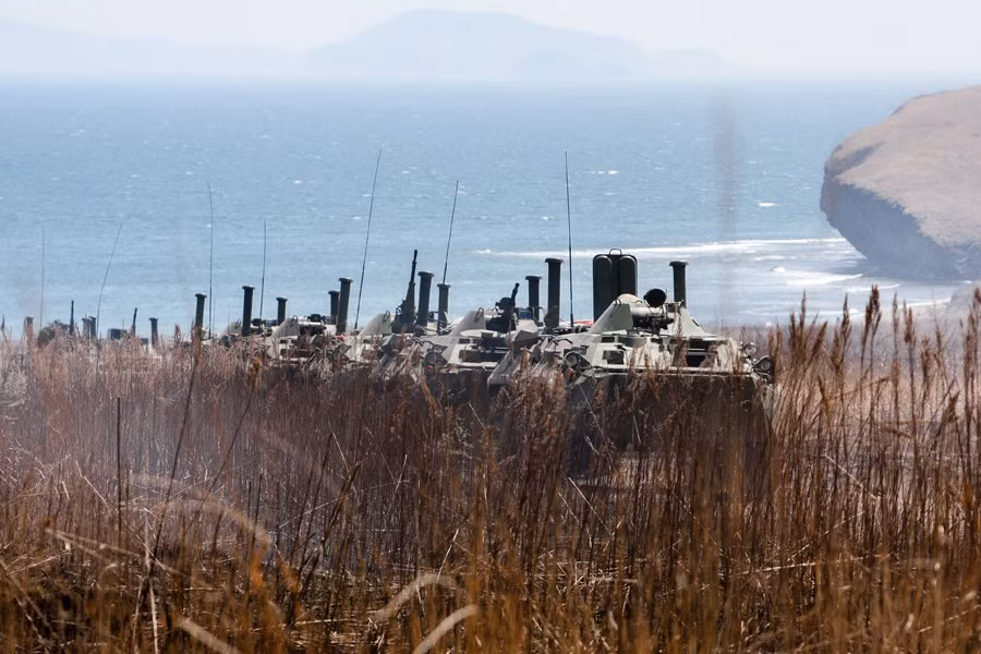 Hiện lữ đoàn này đóng vai trò then chốt trong việc bảo vệ vùng biên giới Đông Bắc Nga. Ảnh: xe bọc thép từ tàu đổ bộ nối đuôi nhau tiến sâu vào đảo.