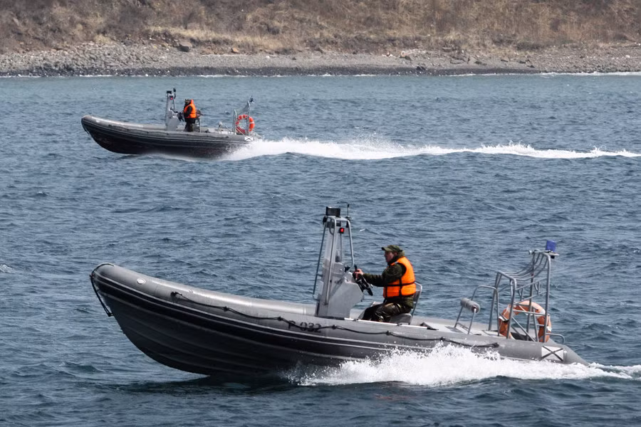 Phía ven biển, Hạm đội Thái Bình Dương còn điều động các xuồng cao tốc tiến hành tuần tra.