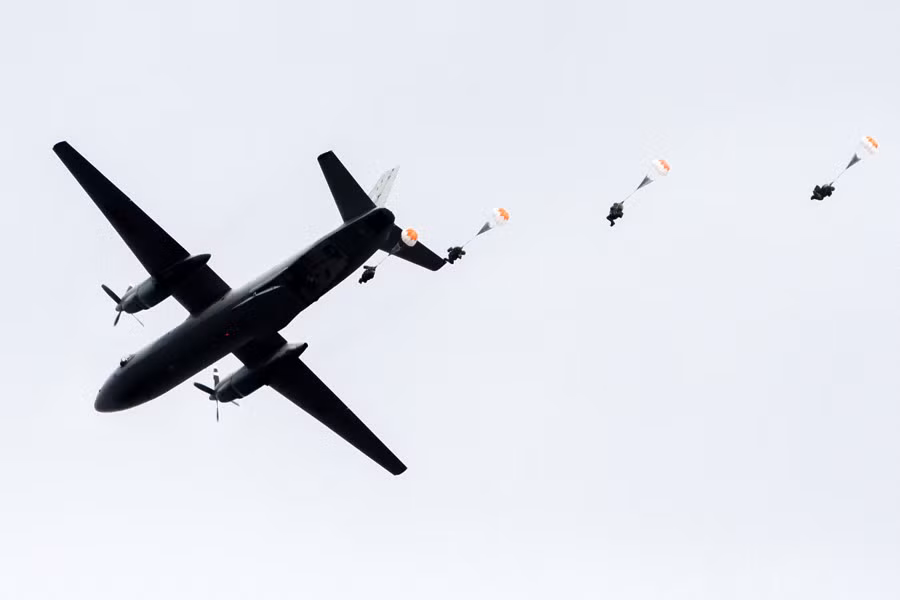 Trong khi đó vận tải cơ An-26 đang nhả các binh sĩ xuống đảo.