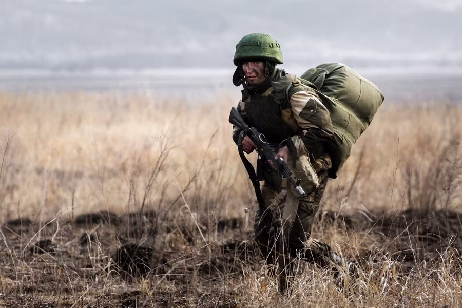 Từng bước di chuyển cẩn trọng cảnh giới địa bàn tác chiến.