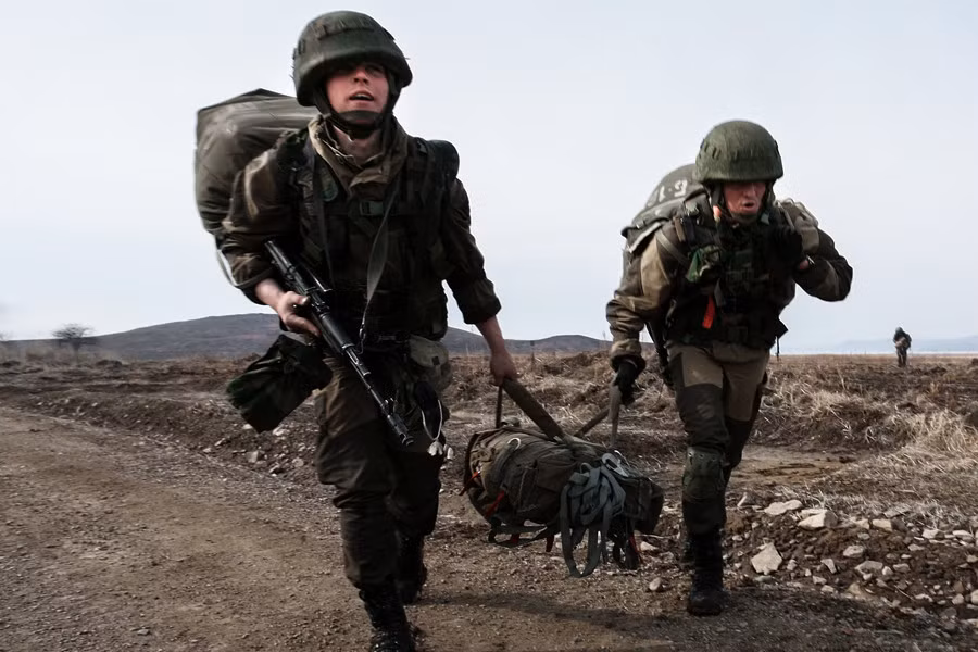 Hải quân đánh bộ Nga đang hành quân tới khu vực tập trận.